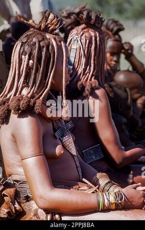 15 mai 2005. Femmes Himba non identifiées avec la coiffure traditionnelle, collier et la peau ocre typique teintée. Epupa Falls, Kaokoland ou Kunene P. Banque D'Images