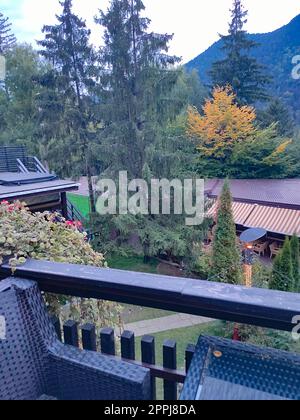 Poiana Brasov, Roumanie - 26 septembre 2022 : alpin Resort Hotel yard. Banque D'Images