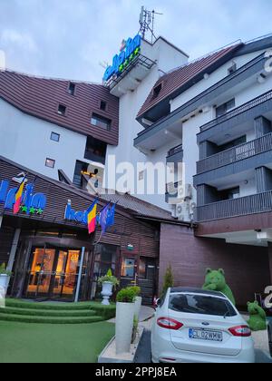 Poiana Brasov, Roumanie - 26 septembre 2022 : alpin Resort Hotel yard. Banque D'Images