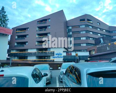 Poiana Brasov, Roumanie - 26 septembre 2022 : alpin Apart Hotel yard. Banque D'Images