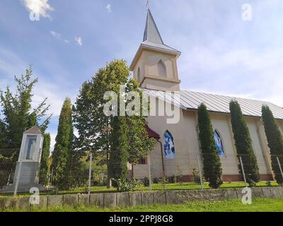 Bacau, Roumanie - 11 septembre 2022 : église de campagne près de Bacau en Roumanie. Banque D'Images