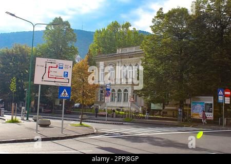 Brasov, Roumanie - 26 septembre 2022 : vieilles maisons dans la vieille ville de Brasov Banque D'Images