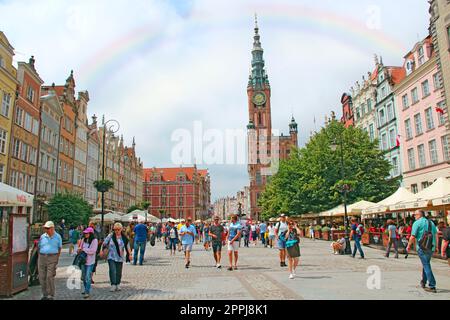 Arc-en-ciel dans le centre touristique de Gdansk. Arc-en-ciel en ville. Touristes européens marchant Banque D'Images