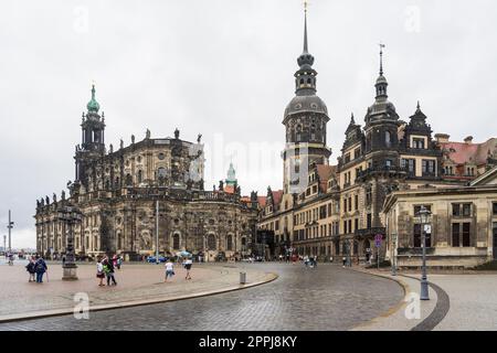 DRESDE, ALLEMAGNE - 27 AOÛT 2022 : Cathédrale de la Sainte Trinité (Katholische Hofkirche). Dresde est la capitale de l'État libre de Saxe. Banque D'Images