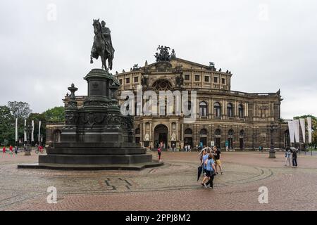 DRESDE, ALLEMAGNE - 27 AOÛT 2022 : Semperoper (Opéra d'Etat de Saxe). L'opéra a été construit à l'origine par l'architecte Gottfried Semper en 1841. Banque D'Images