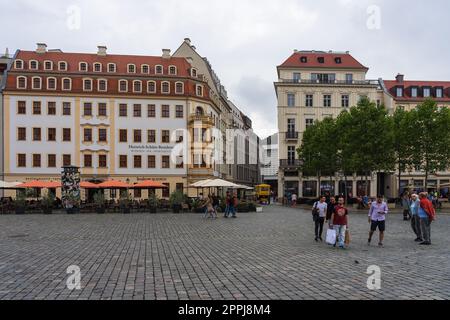 DRESDE, ALLEMAGNE - 27 AOÛT 2022 : place Neumarkt dans la vieille ville. Dresde est la capitale de l'État libre de Saxe. Banque D'Images