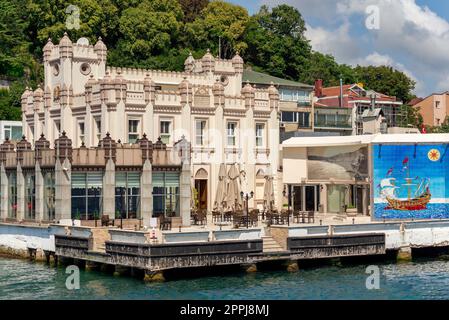 Sariyer Subay Askeri Gazinosu, un restaurant près du détroit du Bosphore, à côté du terminal de ferry de Sariyer, Istanbul, Turquie Banque D'Images