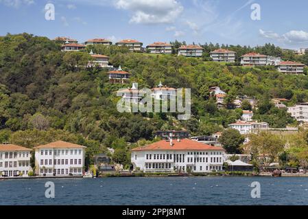 Vue de la mer sur les montagnes verdoyantes du côté européen du Bosphore, avec des maisons traditionnelles, Istanbul, Turquie Banque D'Images