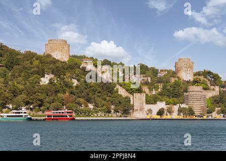 Rumelihisari, ou château de Bogazkesen, sur les collines de la rive européenne du détroit du Bosphore, Istanbul, Turquie Banque D'Images