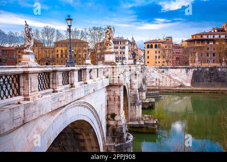 Vue sur le fleuve Rome et le Tibre pont Sant Angelo Banque D'Images