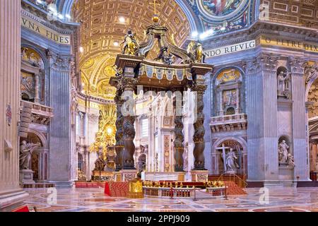 Intérieur de la basilique Saint-Pierre dans la cité du Vatican Banque D'Images