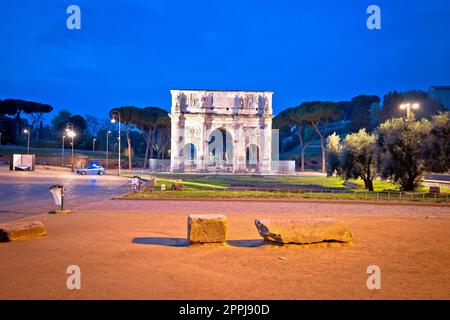 Arc de la place Constantine à Rome vue illuminée du soir Banque D'Images