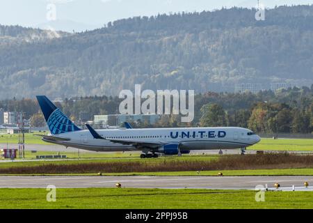 Avion Boeing 767-322(ER) de United Airlines se préparant à décoller à l'aéroport de Zurich Banque D'Images