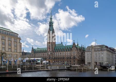 Vue sur la place Rathausmarkt avec l'hôtel de ville de Hambourg, Germai. Banque D'Images