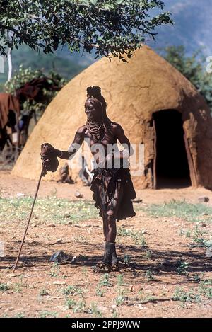 Village de 15 mai 2005.Himba. Femmes Himba non identifiées avec la coiffure traditionnelle, collier et la peau ocre typique teintée. Epupa Falls, Kaokolan Banque D'Images