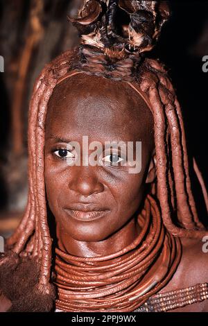 15 mai 2005. Portrait de femme imba non identifiée avec la coiffure traditionnelle, collier et la peau teintée ocre typique. Epupa Falls, Kaokoland Banque D'Images