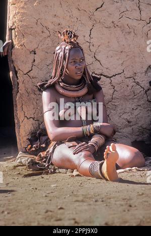 15 mai 2005. Portrait de femme imba non identifiée avec la coiffure traditionnelle, collier et la peau teintée ocre typique. Epupa Falls, Kaokoland Banque D'Images