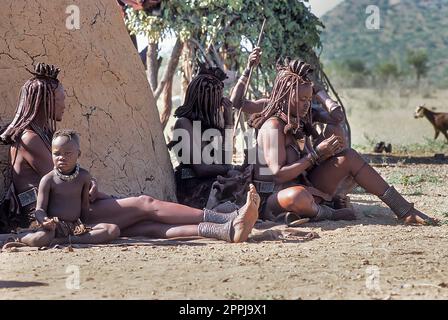 15 mai 2005.non identifié Himba femmes et leurs enfants avec la coiffure traditionnelle, collier et peau d'ocre typique. Epupa Falls, Kaokoland ou Kunene Banque D'Images