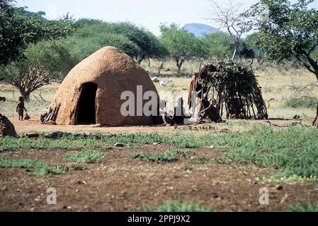 Village de 15 mai 2005.Himba. Femmes Himba non identifiées avec la coiffure traditionnelle, collier et la peau ocre typique teintée. Epupa Falls, Kaokolan Banque D'Images