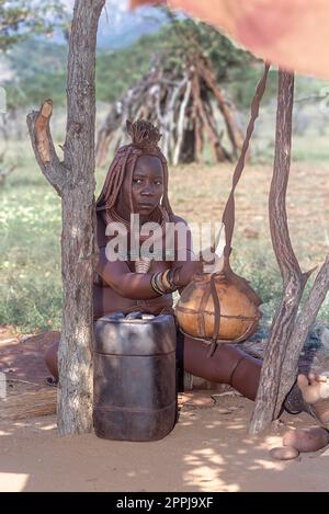 15 mai 2005. Portrait de femme imba non identifiée avec la coiffure traditionnelle, collier et la peau teintée ocre typique. Epupa Falls, Kaokoland Banque D'Images