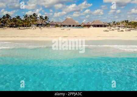 Vue drone sur les stations avec piscine et bar. Cana Bay Beach Club Banque D'Images