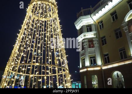 Petrozavodsk, Carélie, Russie, 05 janvier 2023. Design de vacances du nouvel an à partir de guirlandes sous la forme d'un arbre de Noël. Façade éclairée du bâtiment. Place Kirov. Ampoules clignotantes incandescentes. Banque D'Images