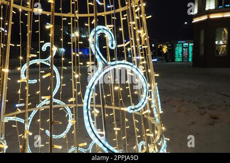 Petrozavodsk, Carélie, Russie, 05 janvier 2023. Design de vacances du nouvel an à partir de guirlandes sous la forme d'un arbre de Noël. Façade éclairée du bâtiment. Place Kirov. Ampoules clignotantes incandescentes. Banque D'Images