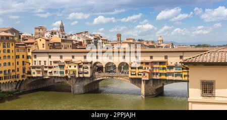 Florence, Italie - Circa juin 2021: Paysage de la ville avec le Vieux Pont - Ponte Vecchio. Banque D'Images