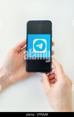 Rivne, Ukraine - 13 décembre 2022 : icône de l'application mobile Telegram sur l'écran de l'iPhone smartphone macro. Telegram est un messager multiplateforme. Banque D'Images