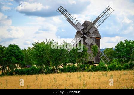 Une vue d'un magnifique moulin à vent en Thuringe Allemagne Banque D'Images