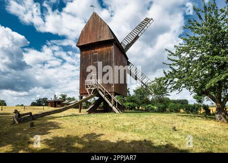 Une vue d'un magnifique moulin à vent en Thuringe Allemagne Banque D'Images
