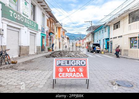 Alausi, Equateur - 24 septembre 2022: Réparation routière dans la ville Banque D'Images