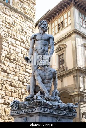 Statue d'Hercule tuant le monstre Cacus sur la Piazza della Signoria à Florence. Banque D'Images