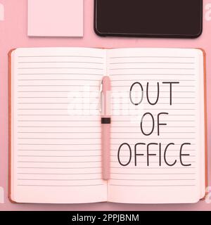 Affiche textuelle indiquant l'absence du bureau. Concept sens en dehors de l'emploi personne dans les affaires Pause loisirs détente temps Banque D'Images