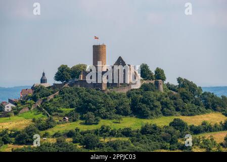 Les ruines du château perché de Gleiberg avec donjon, palais, église et mur de bouclier dans un téléobjectif, intronisé sur la montagne du même nom dans le centre de la Hesse, en Allemagne Banque D'Images