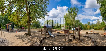 Vue panoramique sur l'aire de jeux avec divers équipements d'escalade et de jeux et bac à sable Banque D'Images