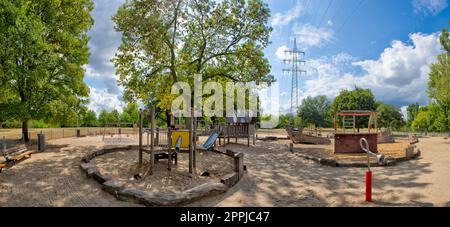 Vue panoramique sur l'aire de jeux avec divers équipements d'escalade et de jeux et bac à sable Banque D'Images