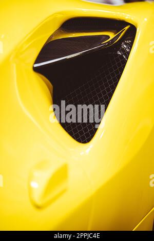 Pièce en carbone de supercar exotique jaune aérodynamique Banque D'Images