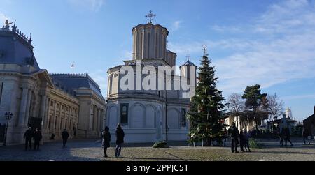 Bucarest, Roumanie - 31 décembre 2022 : Cathédrale patriarcale des Saints Constantin et Hélène et Palais du Patriarcat. Banque D'Images