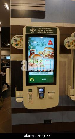 Bucarest, Roumanie - 1 janvier 2023 : McDonalds Self Serving machines à McDonalds. C'est le plus grand fast-food hamburger au monde Banque D'Images