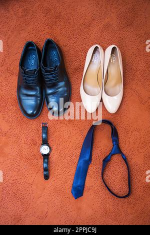 Set marié Chaussures papillon ceintures boutons de manchette montres Banque D'Images