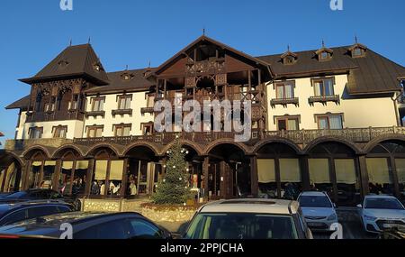 Bran, Brasov, Roumanie - 1 janvier 2023 : façade d'une maison d'habitation. Pension dans une station de montagne. Bran, Roumanie Banque D'Images