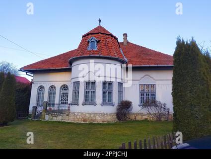 Bran, Brasov, Roumanie - 1 janvier 2023 : façade d'une maison d'habitation. Pension dans une station de montagne. Bran, Roumanie Banque D'Images