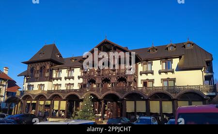 Bran, Brasov, Roumanie - 1 janvier 2023 : façade d'une maison d'habitation. Pension dans une station de montagne. Bran, Roumanie Banque D'Images