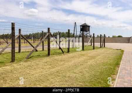 Camp de concentration et d'extermination de Majdanek ( Konzentrationslager Lublin), vue de la clôture en fil de fer barbelé et de la tour de garde, Majdanek Lublin Pologne Banque D'Images