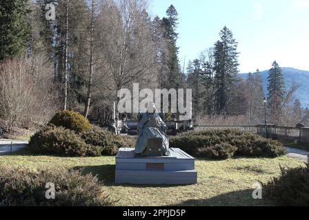 Sinaia, Roumanie - 31 décembre 2022 : statue en bronze de la reine Elizabeth, Elisabeth de Wied, devant le château de Peles Banque D'Images