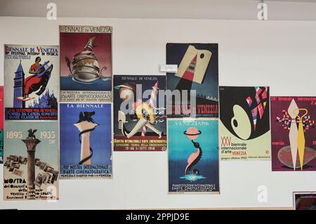 Affiches anciennes annonçant la Biennale de Venise présentées dans le pavillon central de Giardini Banque D'Images