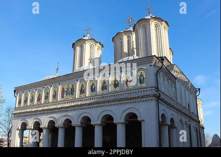 Bucarest, Roumanie - 31 décembre 2022 : Cathédrale patriarcale des Saints Constantin et Hélène et Palais du Patriarcat. Banque D'Images