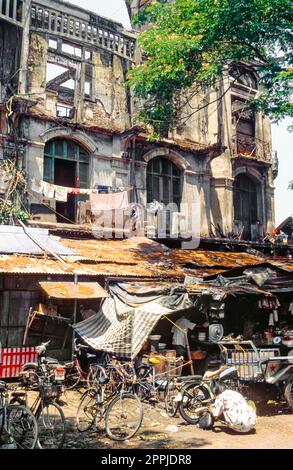 Diapositive numérisée d'une photographie couleur historique prise dans le quartier chinois 'Cholon' dans la vieille ville de Saigon, au sud du Vietnam Banque D'Images