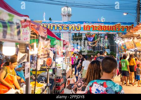 THAÏLANDE SIRACHA KOH LOI ISLAND NIGHTMARKET Banque D'Images